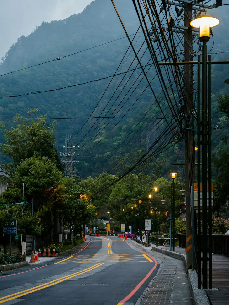 山區村落道路與電線杆，山谷雲霧繚繞