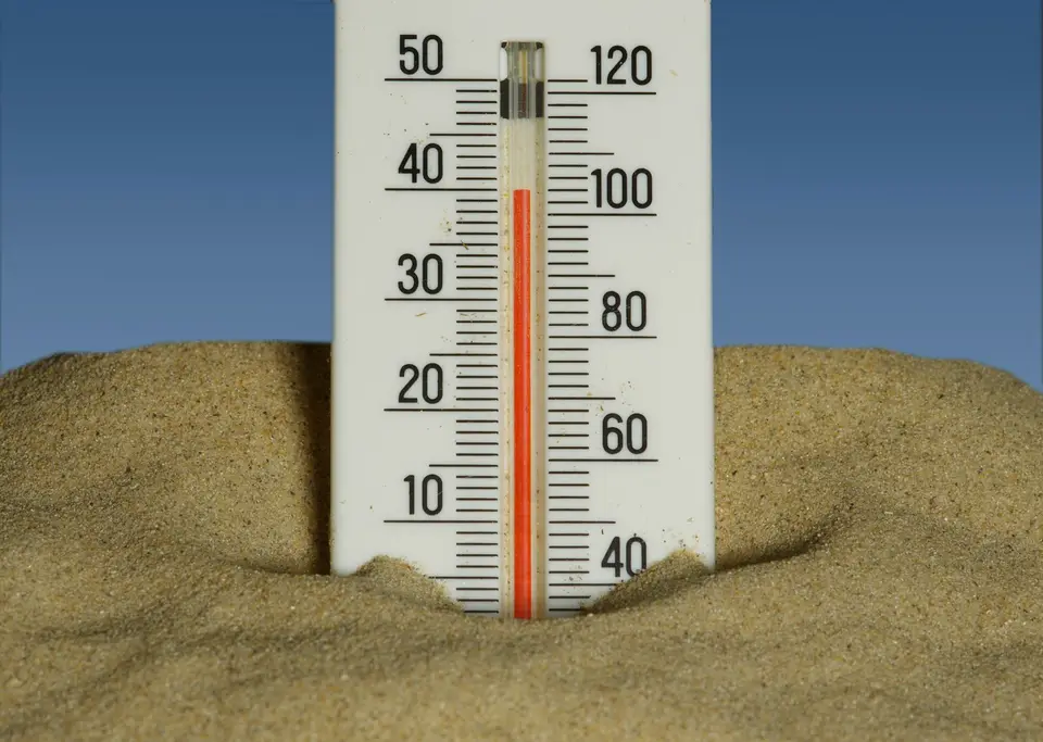英國氣象局預估此波高溫氣溫將逼近40°C,可能創下六月新高(示意圖) 溫度計指針指向攝氏四十度以上的刻度,表示極端高溫。