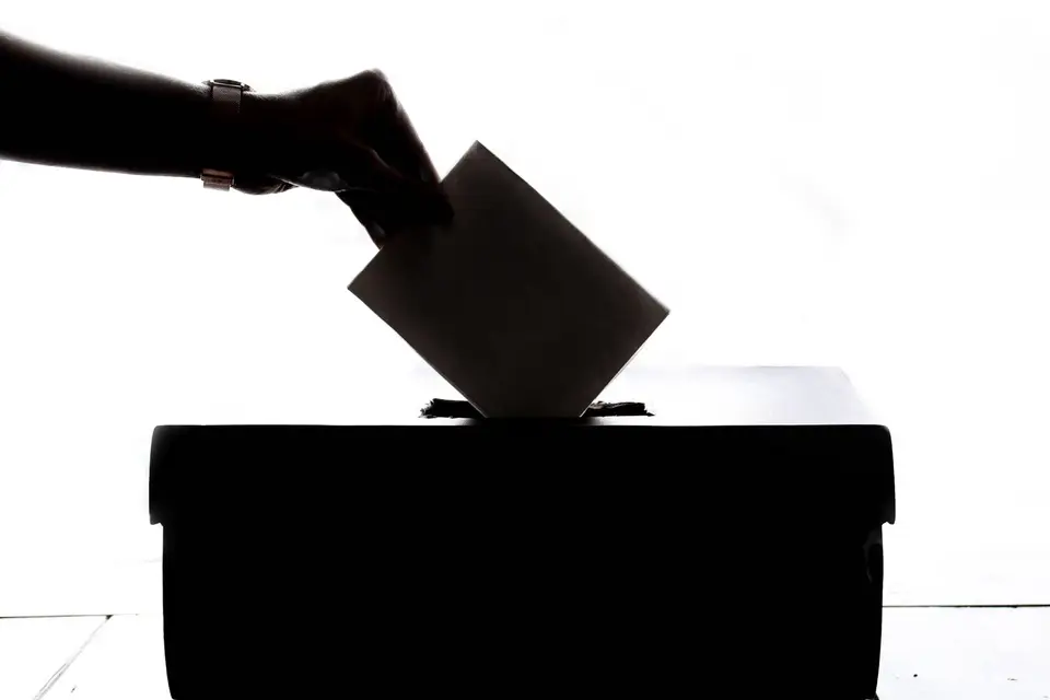 北愛爾蘭統一與否,最終由當地民眾透過公投決定(示意圖) 投票者將選票投入投票箱