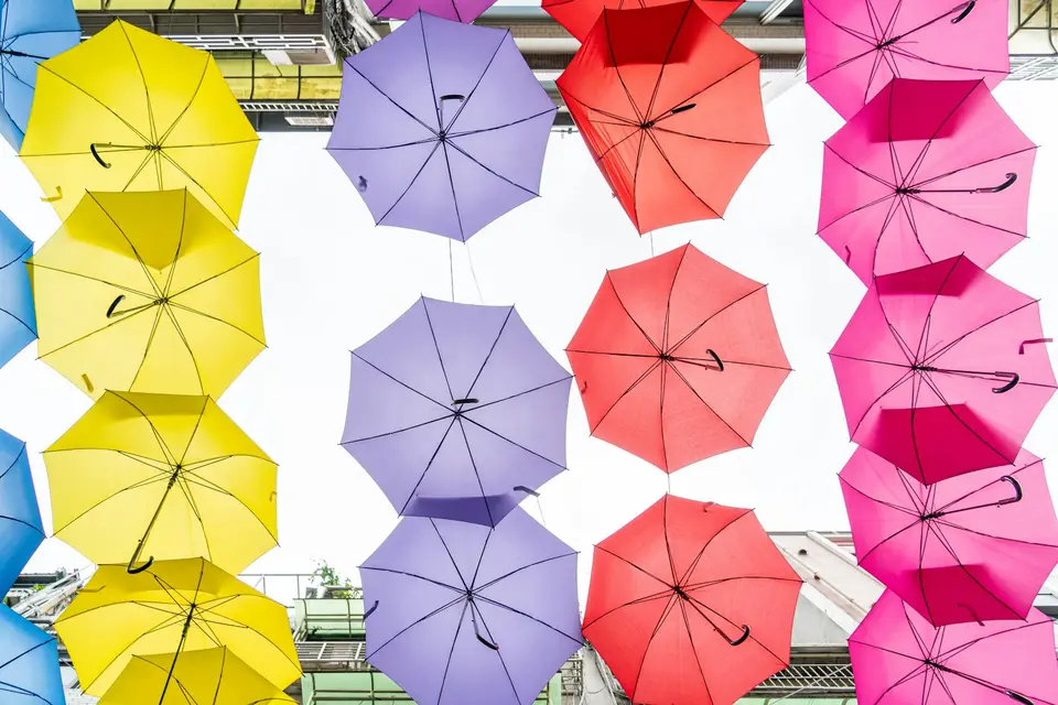 傘業從製造現場延伸到設計與展示(圖庫示意) 雨傘工坊展示傘骨、傘布與設計樣品,呈現製造轉型