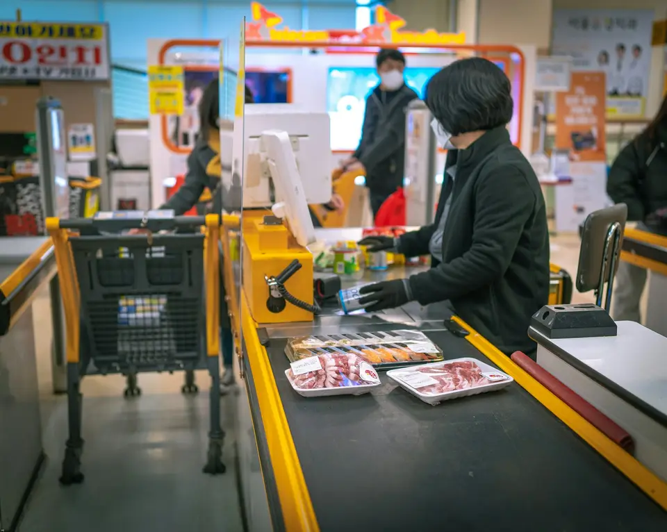 研究追蹤移民執法對社區零售與餐飲消費的衝擊(示意圖) 超市結帳區排隊的顧客