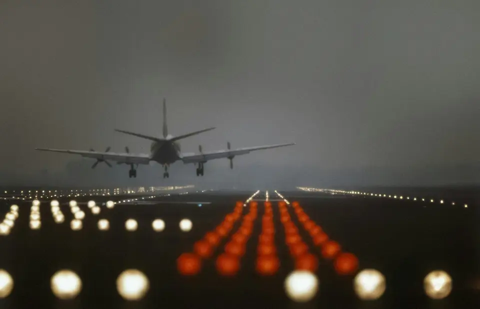 客機近距離自機場跑道起飛，機身與起落架清楚可見