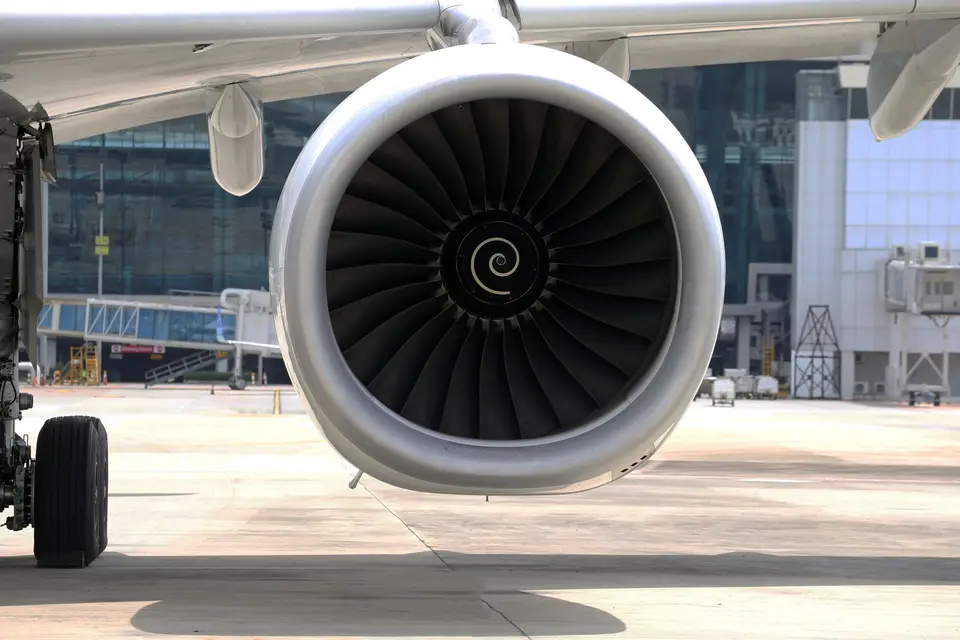 機場航廈旁停靠的客機近景