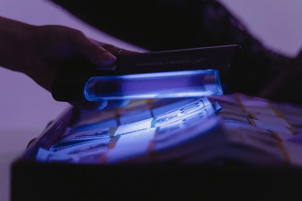稽查人員近距離查看商品包裝與標示