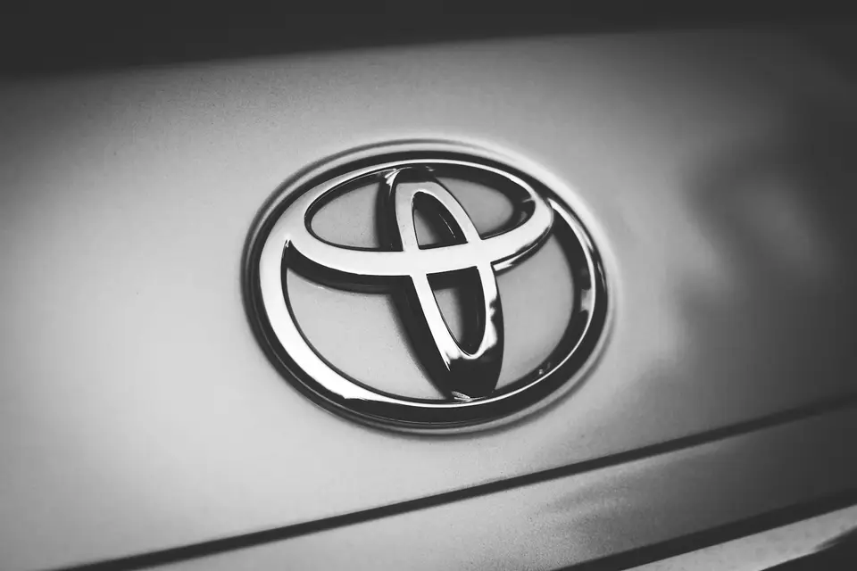 展示間內Toyota休旅車的外觀近景