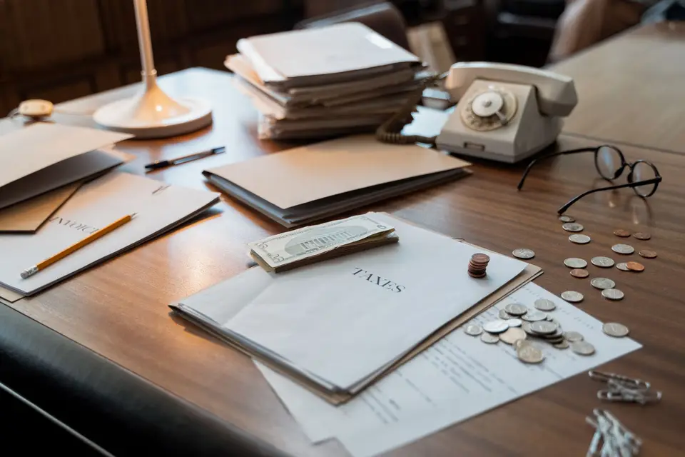 桌面上攤開的稅務文件與辦公用品