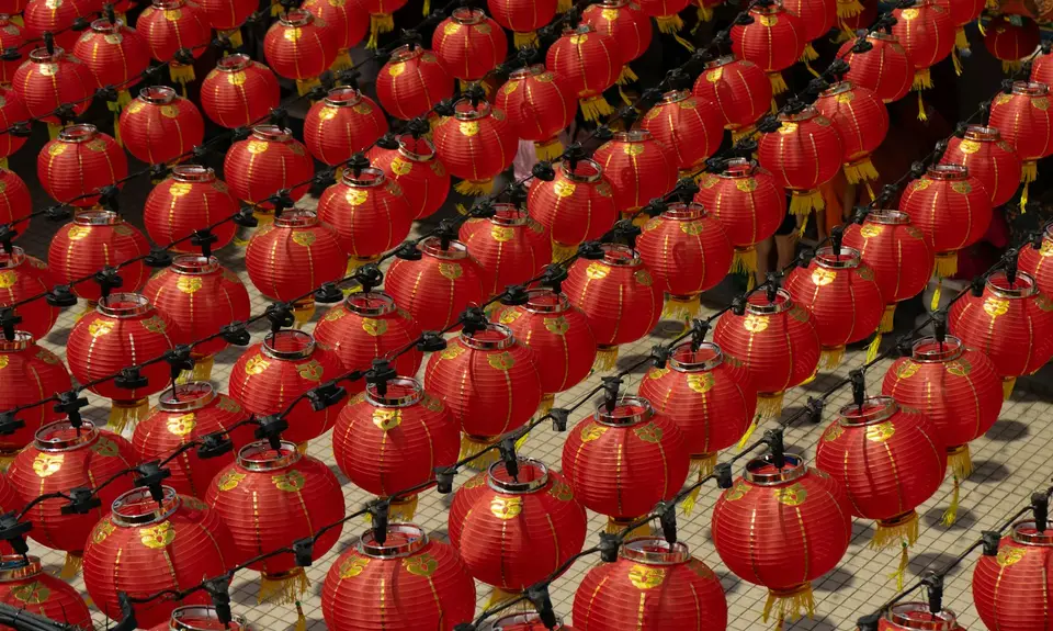 工人在工廠生產線工作的近景