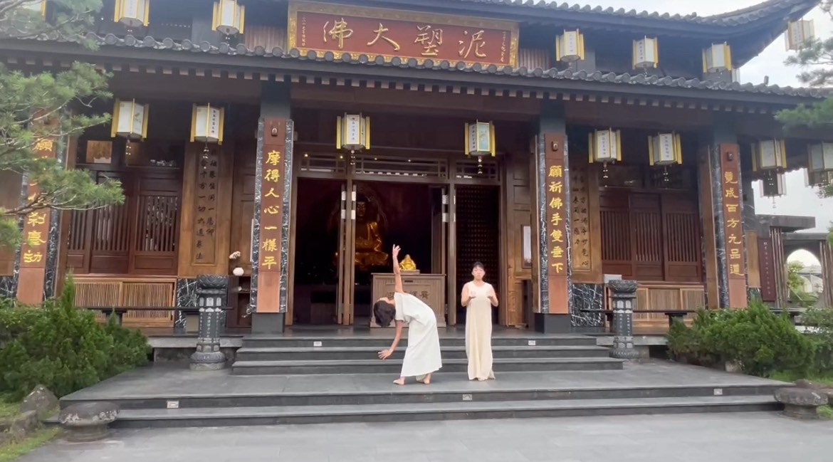 兩位舞者在寺院前庭以肢體動作進行戶外創作，呈現藝術與地方空間的交流