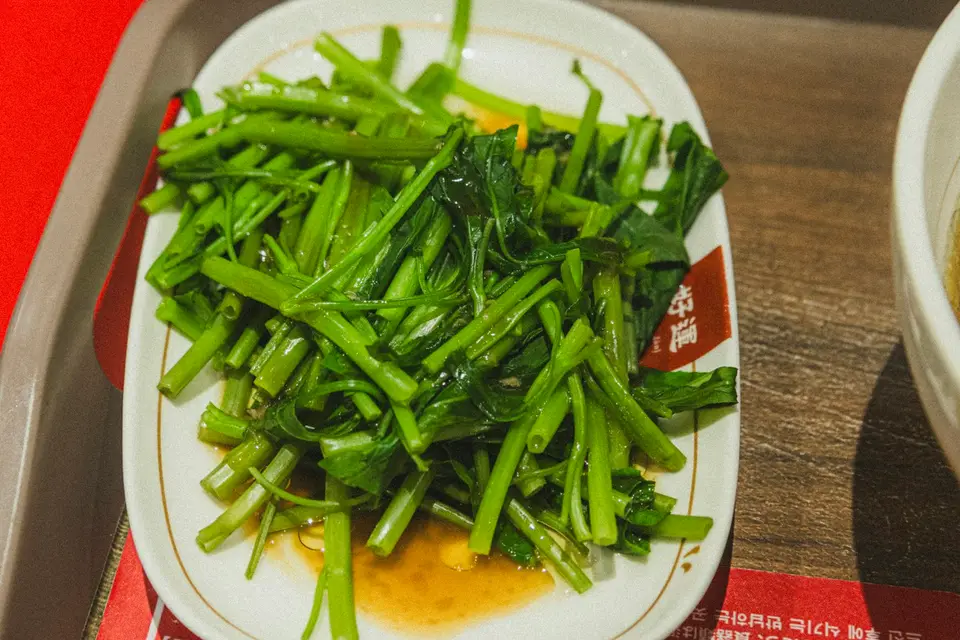 翠綠的水蓮在熱鍋中翻炒,油光發亮。