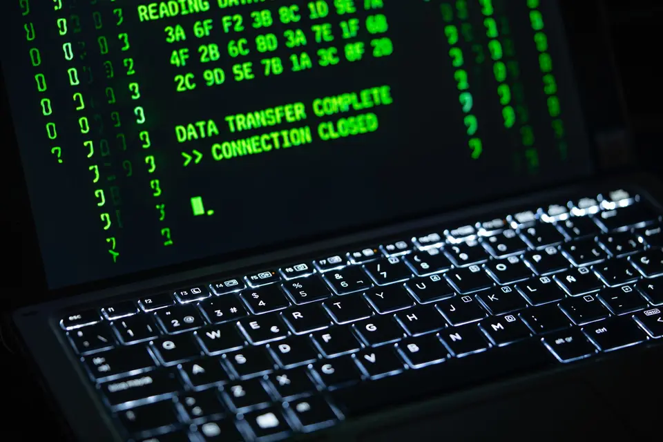 用 PowerShell 讀取記憶體模組資料 電腦螢幕顯示命令列硬體查詢畫面