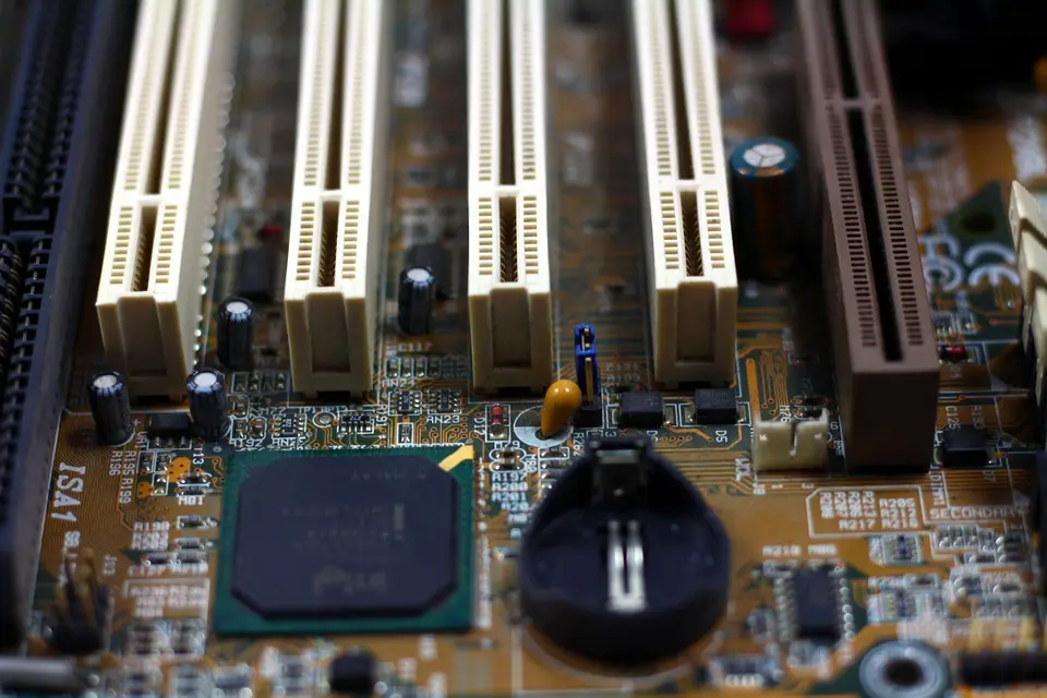 桌上型電腦主機板上的多個記憶體插槽