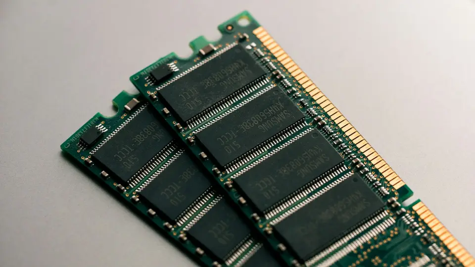 電腦主機板上的兩條記憶體模組特寫
