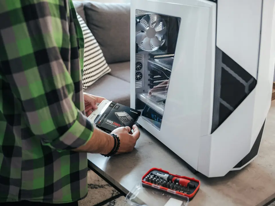 使用者在桌機旁檢查新接上的硬體裝置