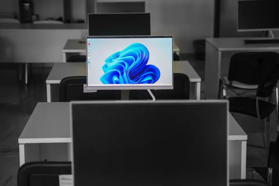 桌上型電腦螢幕呈現 Windows 11 介面