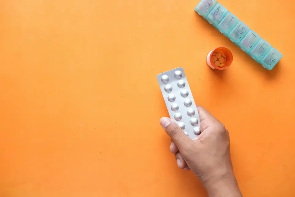 手持鋁箔包裝藥錠的示意畫面