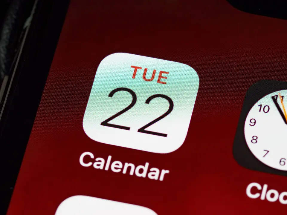 紙本年曆圈出12月22日冬至日期,旁邊有節氣符號