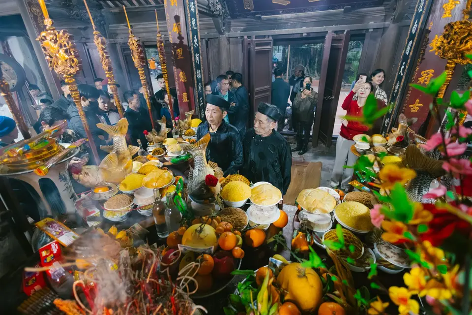 冬至祭祀現場的供桌擺放湯圓、飯菜、水果、菜包、茶水與香爐，呈現祭祖供品
