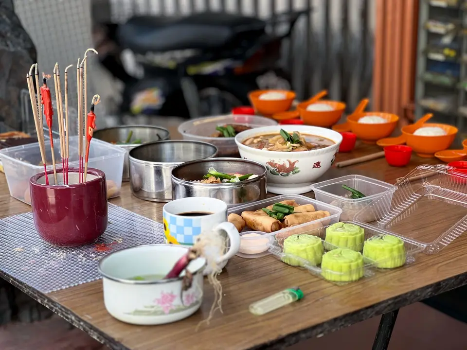 住宅一隅的小供桌擺放米飯、五味碗、蘿蔔糕與香爐,呈現拜地基主供品