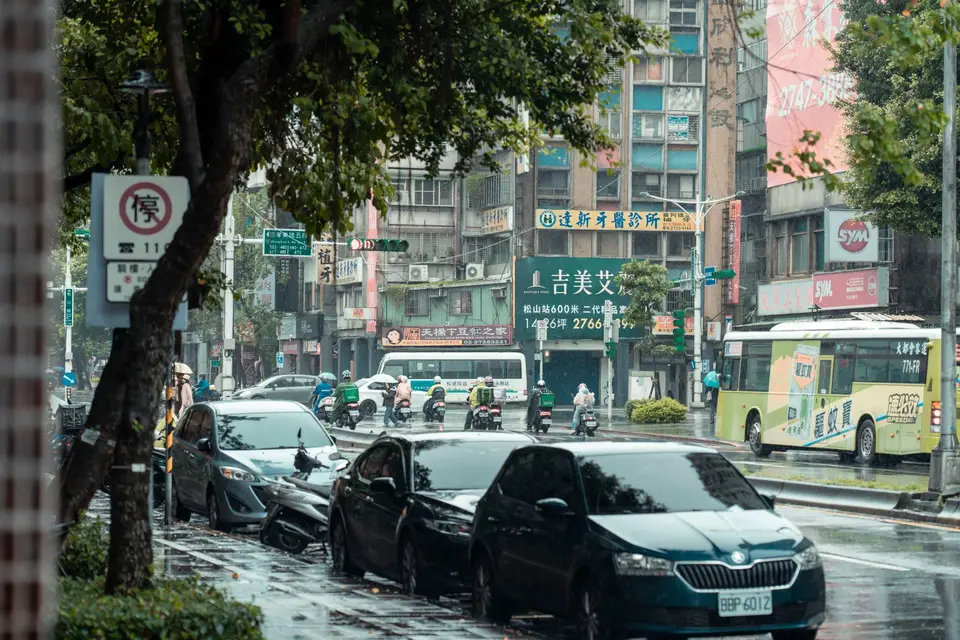 雨量測站在豪雨中的近景，量測設備與雨水清楚可見