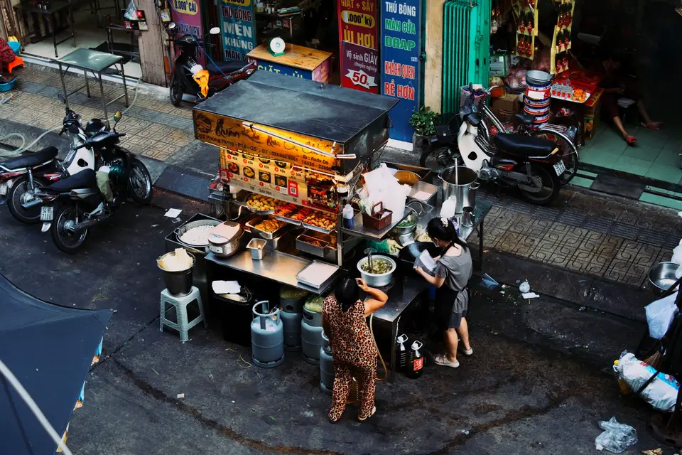 越南街市攤位與行人