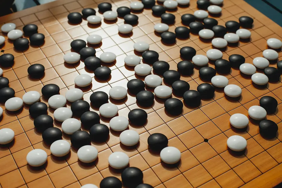 圍棋棋盤上密集排列的黑白棋子，局面錯縱複雜
