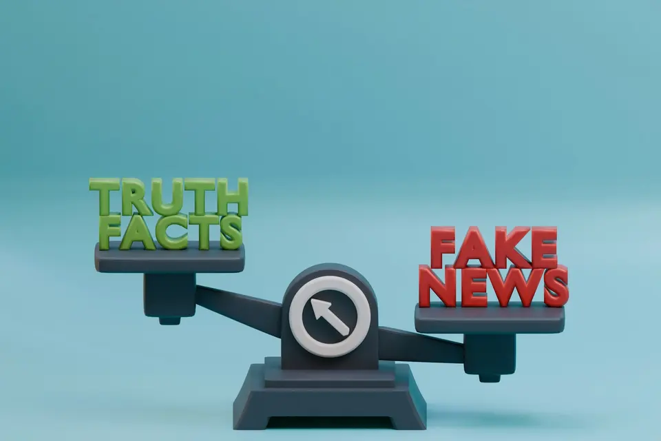 天平兩側分別標示「Truth Facts」(綠色)與「Fake News」(紅色)的 3D 天秤,象徵事實與假訊息之間的對比