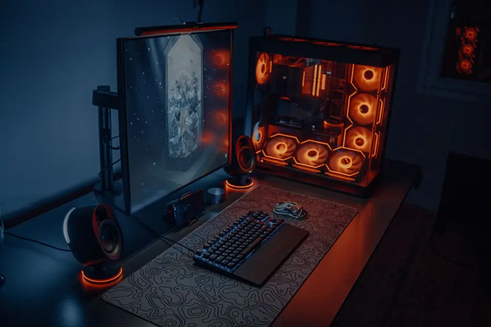 Windows電腦上的Xbox Game Pass權益與個別Microsoft帳戶綁定(示意圖) 桌面上的遊戲電腦、鍵盤與螢幕