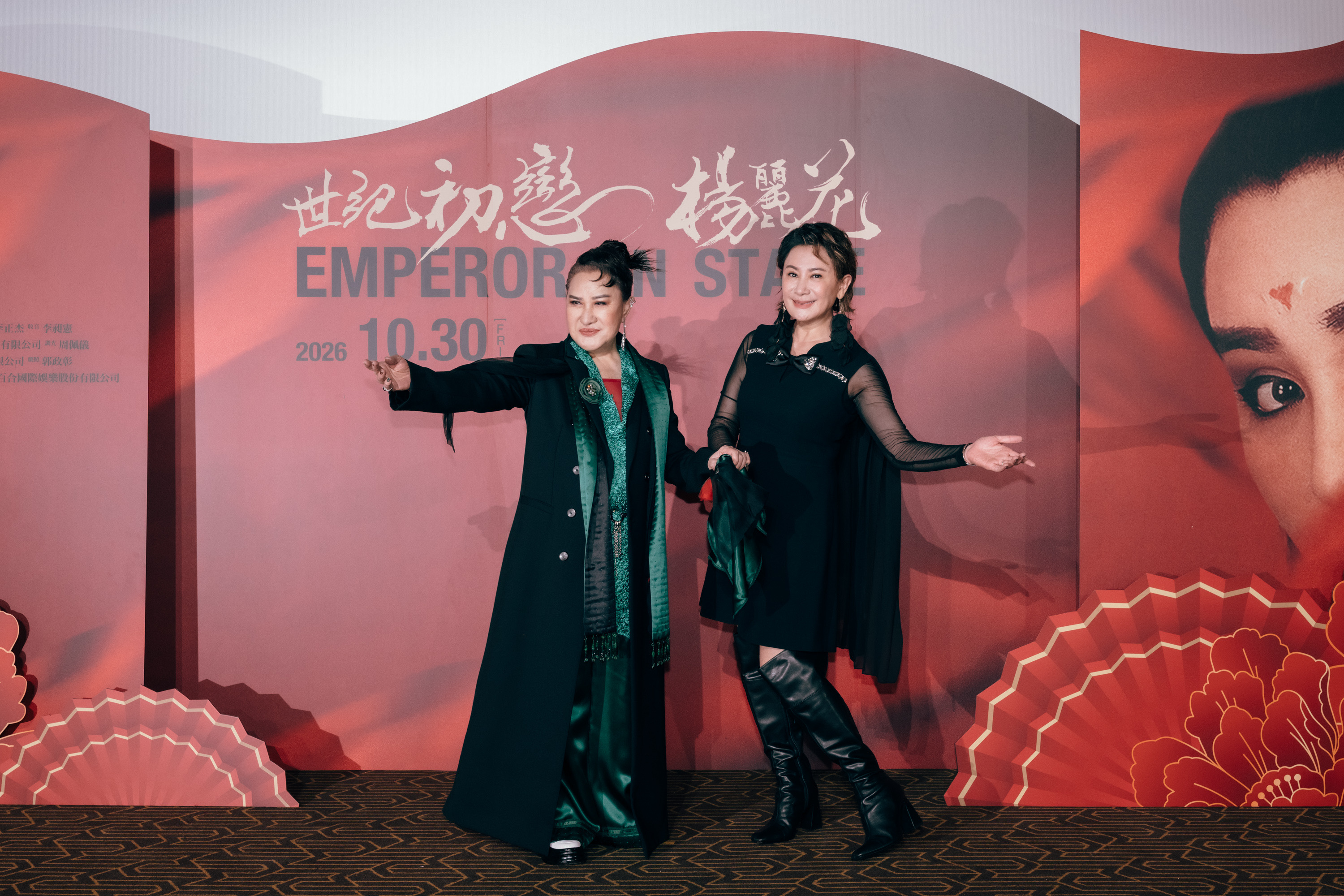 楊麗花與陳亞蘭在《世紀初戀 楊麗花》活動主視覺前合影
